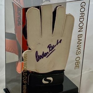 1966 World Cup Winner Gordon Banks Signed Sondico Goalkeeper Glove And Display Case